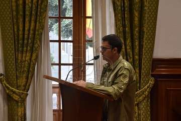 El periodista teldense Gaumet Florido leyó este jueves en el Pleno municipal el Manifiesto Institucional por el Día Internacional de las Mujeres (Foto TA y Francisco J. Santana)